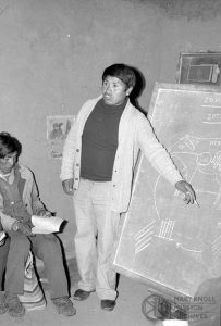 César Chahúares explains the cycle of parasitic infection in sheep to Aymara farmers in Peru's altiplano.